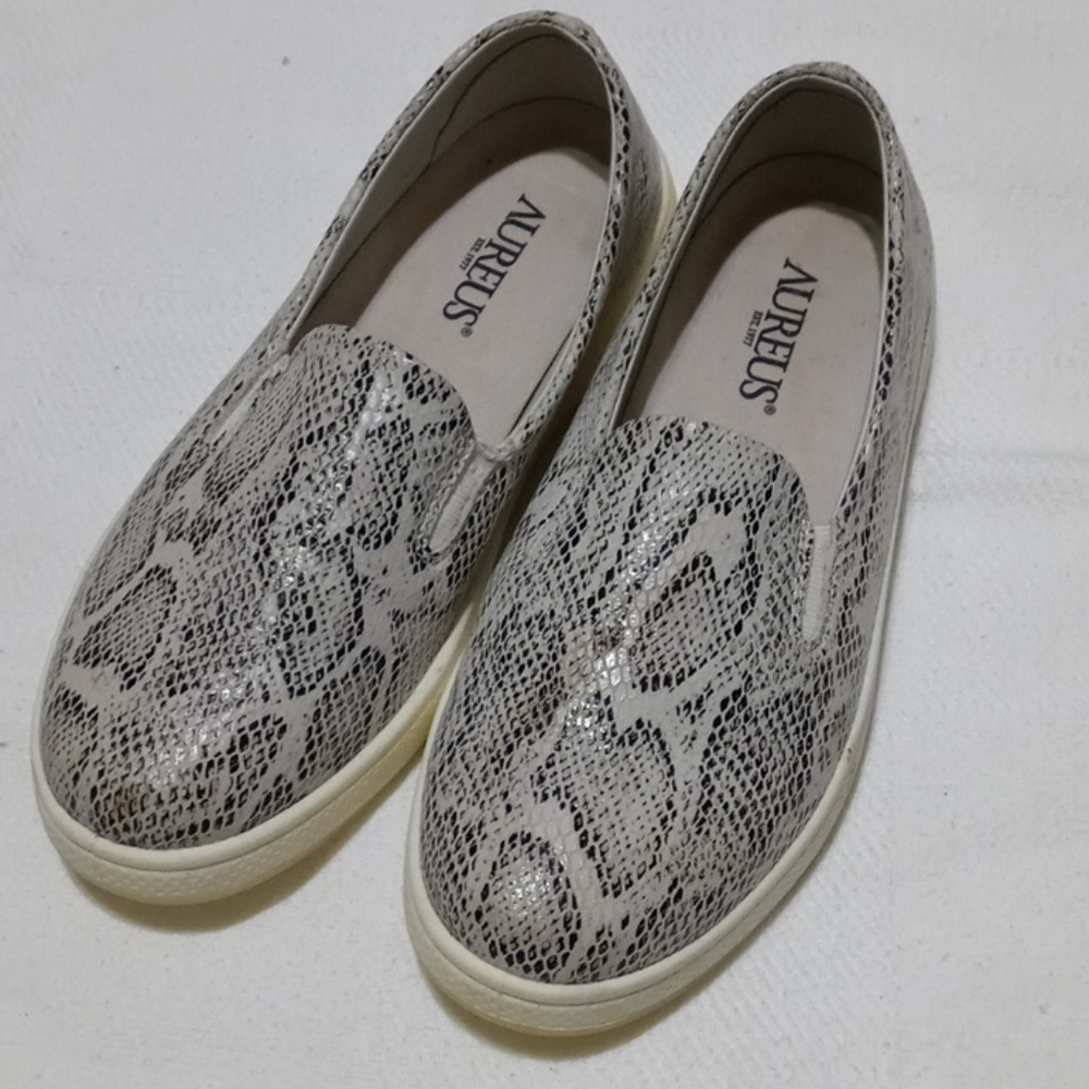Like new comfortable slide ons